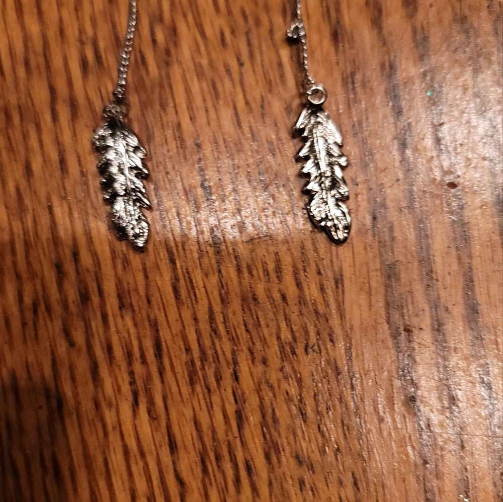 NWT Jessica Simpson Feather Dangle Silvertone Earrings - Picture 2 of 4